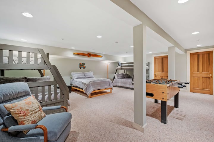 終極過夜正等著您！ 這間寬敞的一樓上下舖房間結合了舒適的牀鋪和俏皮的氛圍，與桌上足球樂趣相得益彰，深受兒童和內心年輕人的喜愛。