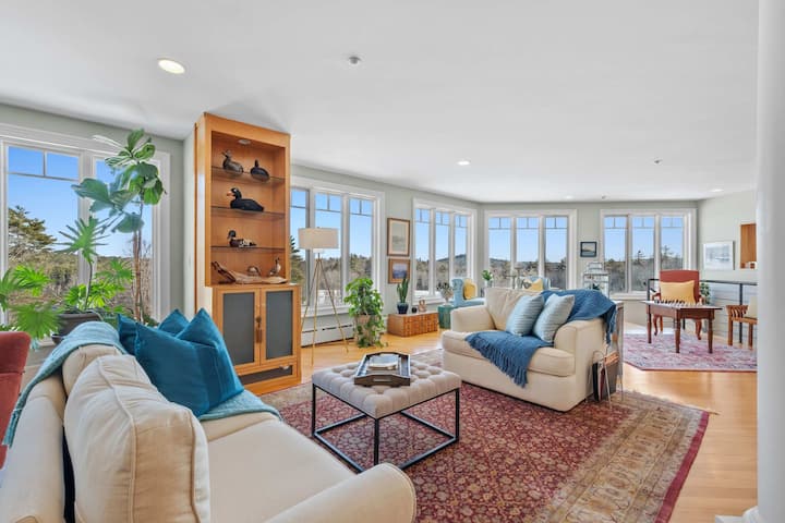 躺在豪華座椅上，透過落地窗欣賞令人嘆為觀止的美景。 這個迷人的空間非常適合晨間咖啡、電影之夜或閱讀書籍放鬆身心。