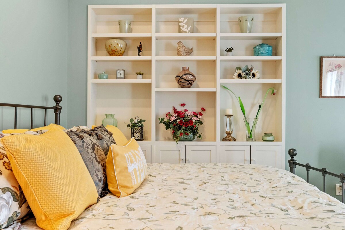 Оваа удобна спална соба ве поканува да се опуштите среде убави акценти, смирувачки бои и уреден декор, создавајќи амбиент на дом далеку од дома.