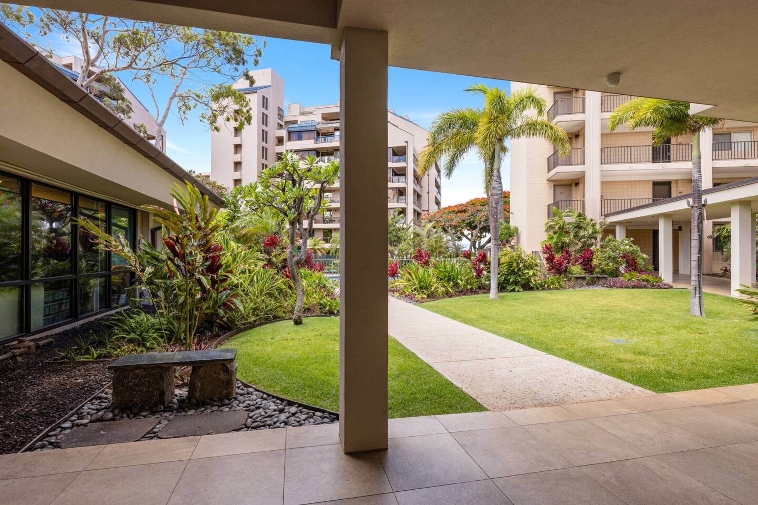 Condo in Lahaina · ★4.94 · 1 bedroom · 2 beds · 1 private bath - Image 52