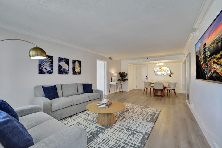 Stunning Resort Condo, Exclusive Beach Service 908 - Miami Beach