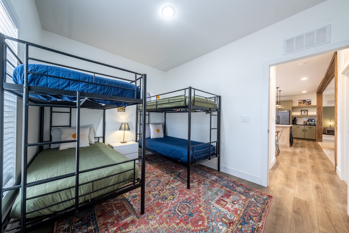 חדר כיפי ופונקציונלי עם שתי מיטות קומתיים 