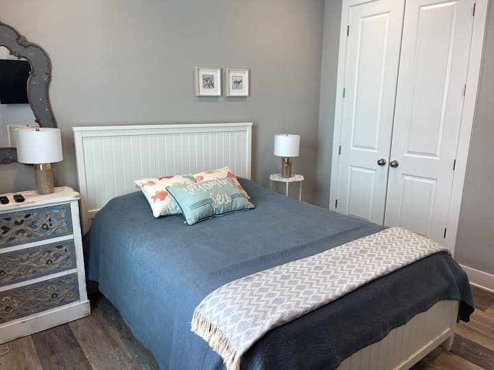 غرفة نوم في الطابق السفلي بسرير بحجم كبير