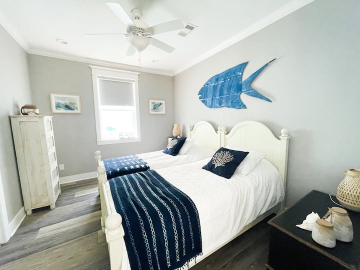 غرفة نوم 3 بسريرين متماثلين وحمام في الجناح 