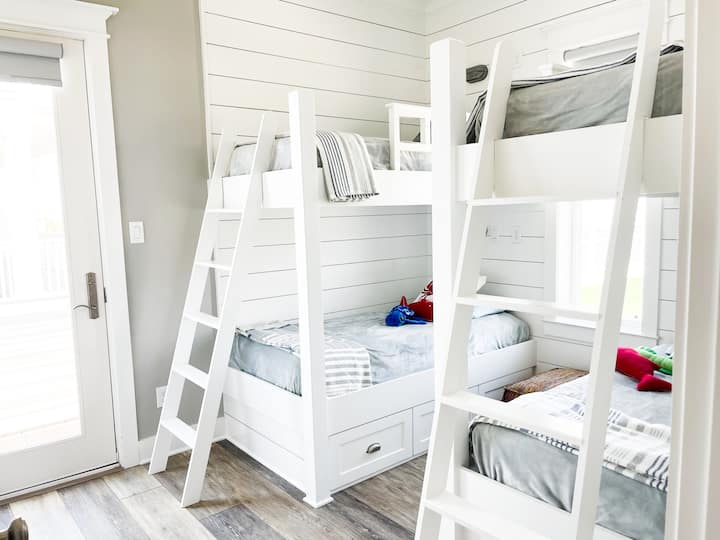 غرفة نوم بسريرين بطابقين بسريرين بطابقين