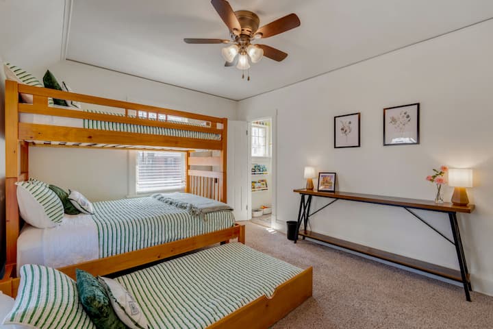 غرفة بطابقين ممتعة وعملية! توأم ممتلئ مع ترندل. المشي في الخزانة. غرفة ألعاب إضافية مريحة حيث يمكن للصغار إطلاق العنان لخيالهم باستخدام أكياس الفاصوليا المريحة والكتب والألعاب ومحطة الفن.