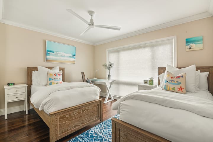 舒适的双床套房，配有毛绒床上用品，可应要求更换为加大双人床，海滨装饰，非常适合度过一个安静的夜晚。