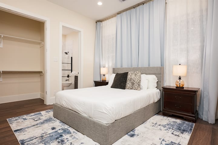 แสงนุ่มหมอนหนานุ่มและบรรยากาศเงียบสงบกระซิบชวนฝัน