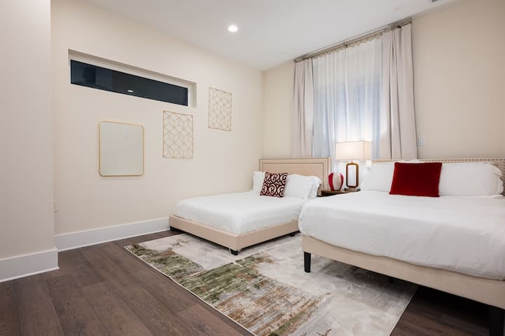 เตียงนอนสบาย 2 เตียงพร้อมสำหรับการนอนหลับที่ดี ที่พักนี้น่าอยู่และมีสไตล์