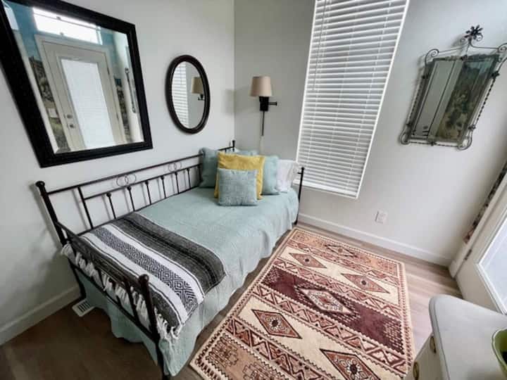 ಟ್ರಂಡಲ್ ಬೆಡ್ ಹೊಂದಿರುವ ಬೆಡ್‌ರೂಮ್ 2.  ಎರಡನೇ ಸಿಂಗಲ್ ಬೆಡ್ ಅನ್ನು ಹೊರತೆಗೆದಾಗ 2 ನಿದ್ರಿಸುತ್ತಾರೆ.