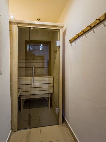 Magnificent Apartment with Sauna and Billiards gallery image 5