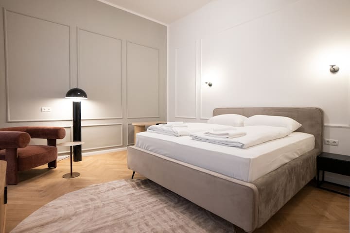 Chic & Cozy 104m² Flat: Walk to Top Attractions gallery image 4