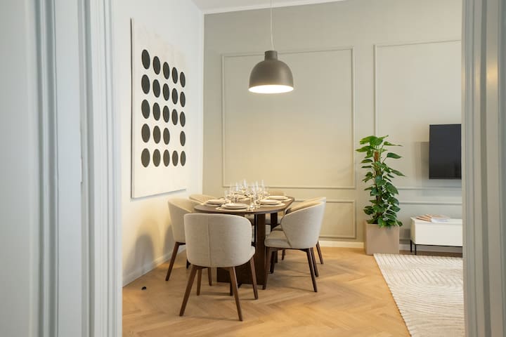 Chic & Cozy 104m² Flat: Walk to Top Attractions gallery image 2