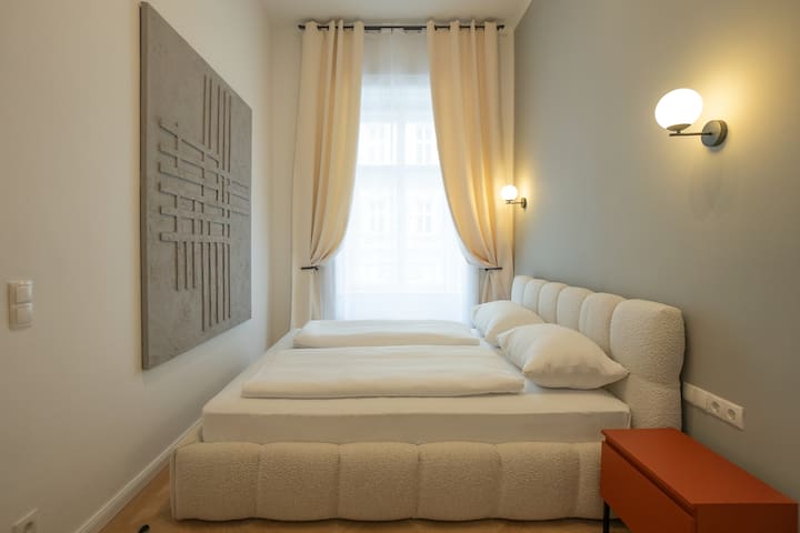 Chic & Cozy 104m² Flat: Walk to Top Attractions gallery image 3