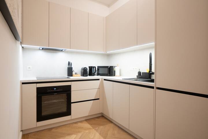 Chic & Cozy 104m² Flat: Walk to Top Attractions gallery image 5