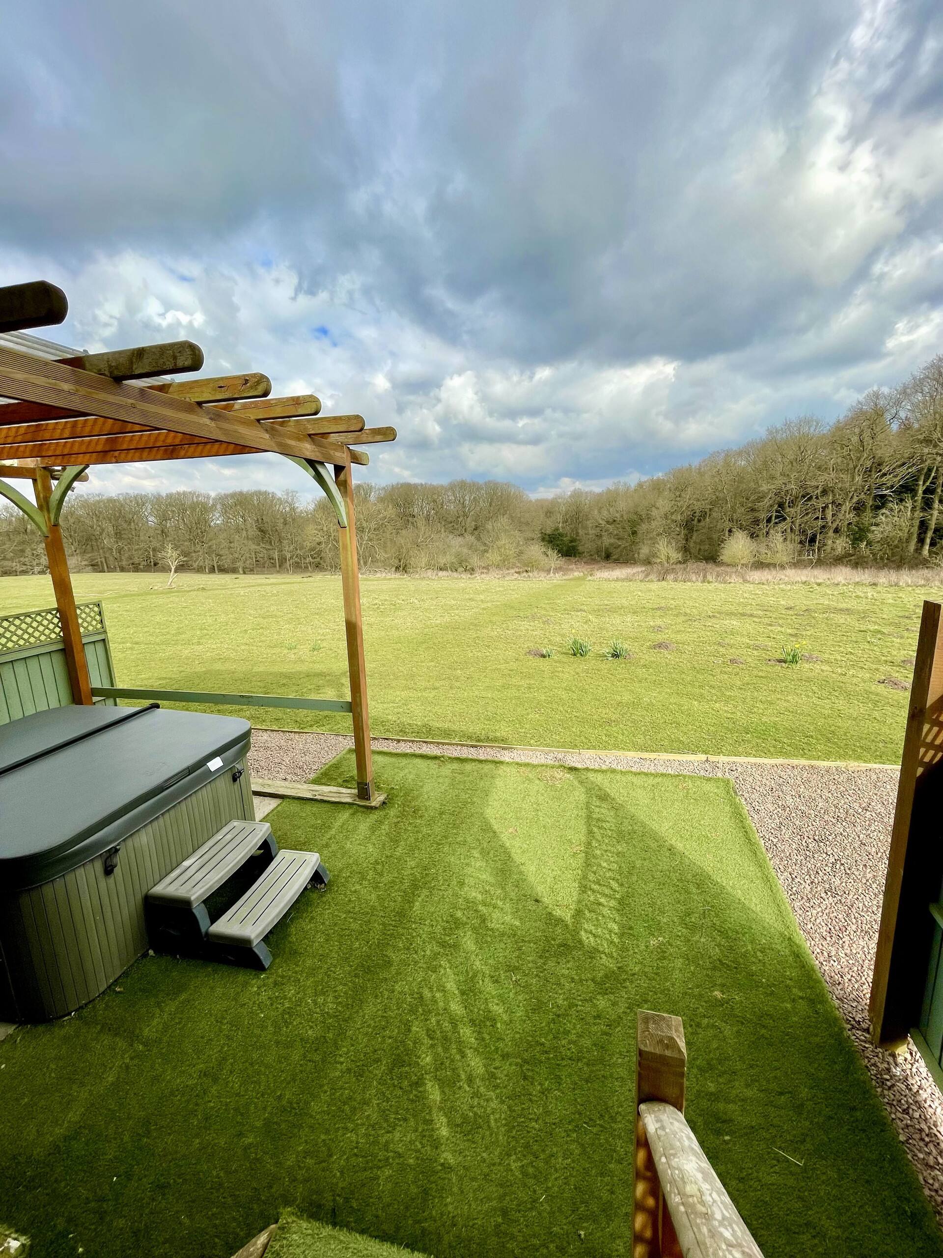 Bramble Lodge- Adult only- Private Hot Tub