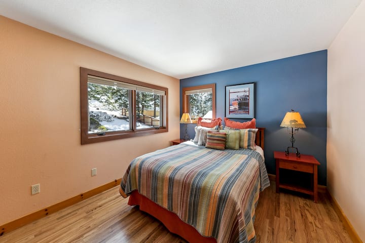 ห้องนอน 1 พร้อมเตียงควีนไซส์และวิวสนามหลังบ้าน