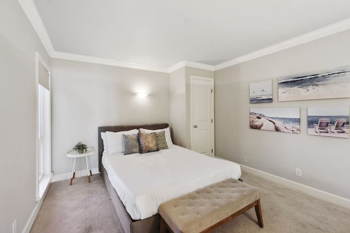 Dormitorio secundario con baño completo en suite.