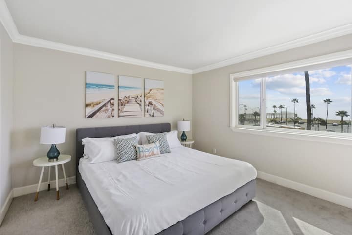 Dormitorio principal con acceso al balcón frente al mar