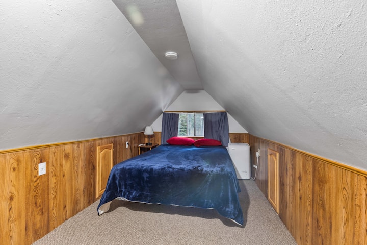 غرفة النوم الثانية - سرير بحجم كبير + سريران مفردان