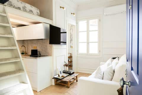 Popular Airbnb listing: Stylish studio apartment for 2 next to Chueca in Comunidad De Madrid
