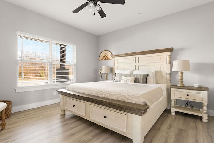 - Истегнете се во овој мирен брачен апартман со мека постелнина и стилски декор
- Бидете во тек со омилената серија на елегантниот паметен телевизор монтиран на ѕид
- Дозволете природна светлина да влезе низ прозорецот за нежен утрински почеток