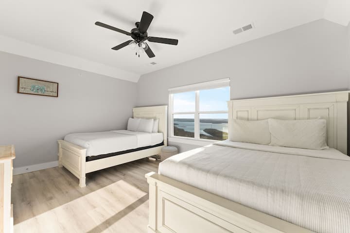 - Пространа и спокојна спална соба со полн и брачен кревет (широк 150-179 см) за мирен сон
- Големиот прозорец нуди неверојатен поглед кон езерото за да ве пречека секое утро
- Меките бели тонови и природната светлина создаваат мирно, проветрено одморалиште