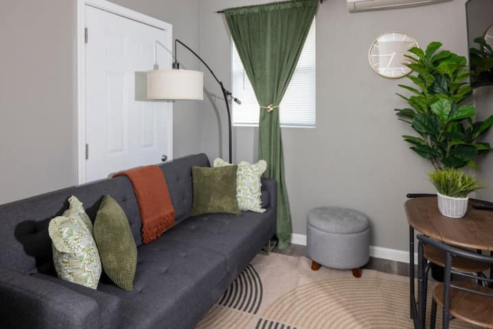 Capital Hideout #17: Cozy, Chic, Modern | Downtown - Little Rock, AR