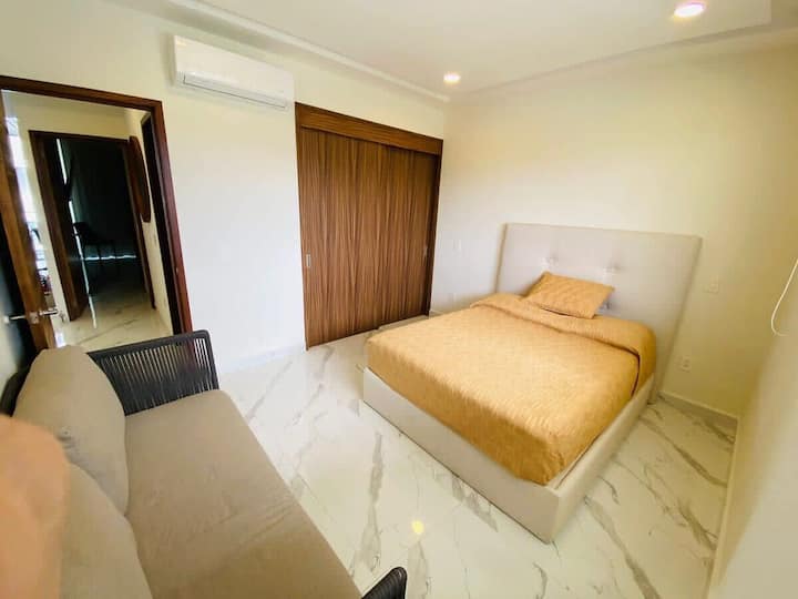 Საძინებელში 2 ორადგილიანი საწოლია