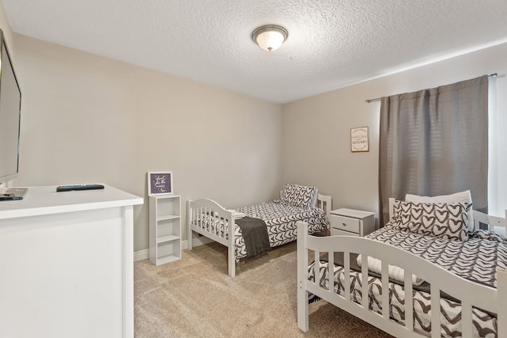 Spavaća soba s 2 x dva odvojena kreveta. Susjedna obiteljska kupaonica izvan dnevnog boravka