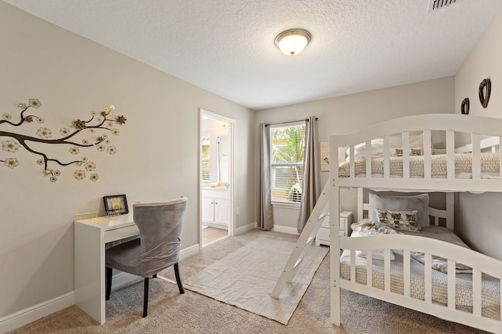 Apartman na kat s 2 x dva kreveta u konfiguraciji na kat s vlastitom kupaonicom Jack i Jill koja se dijeli sa spavaćom sobom