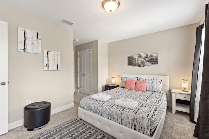 Apartman s bračnim krevetom (Queen Bedroom) s vlastitom kupaonicom Jack i Jill koja se dijeli s spavaćom sobom