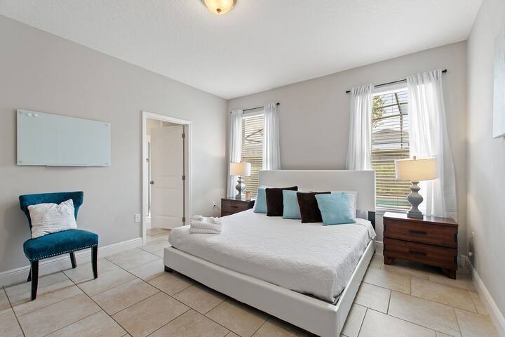 Apartman s bračnim krevetom i pripadajućom kupaonicom, velikim umivaonikom i vrtnom kadom. Izravan pristup bazenu i spa palubi