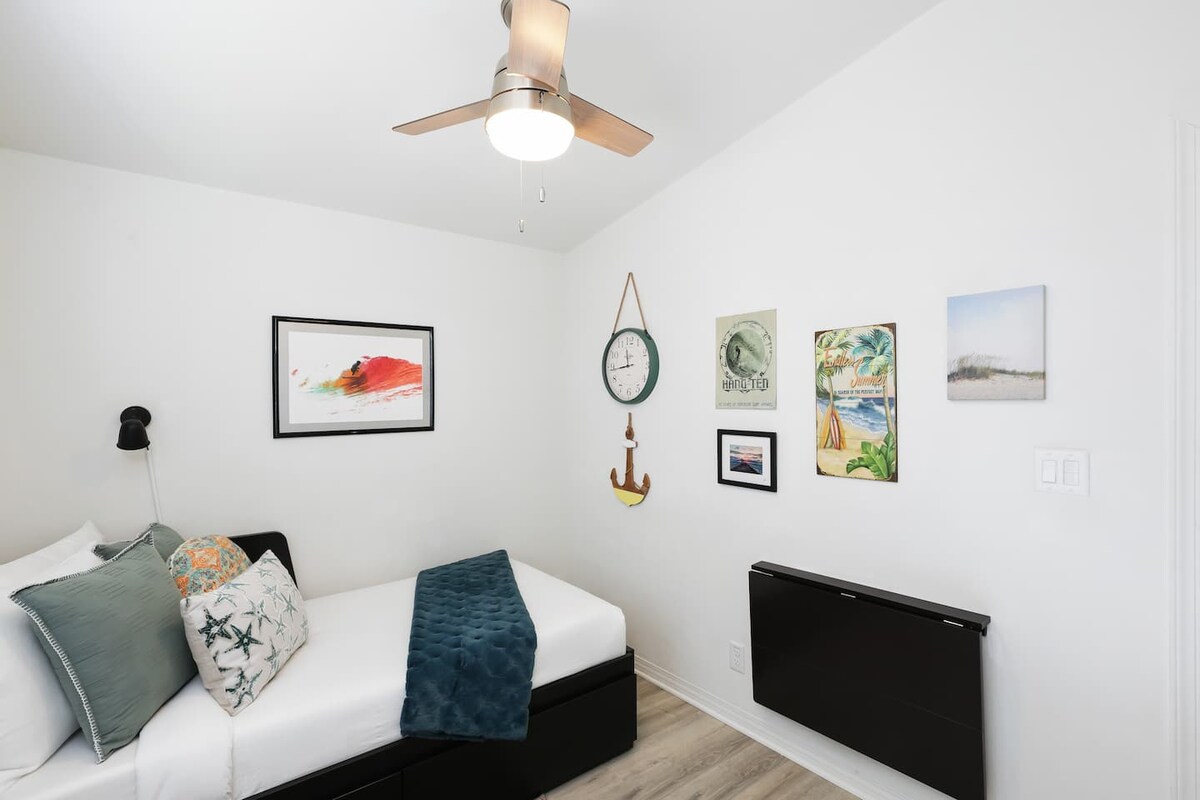 يمكن تهيئة السرير في غرفة النوم 2 كسرير كينج عند الطلب.  (يرجى تقديم طلب سريرك على الفور بعد إكمال حجزك لضمان الإعداد الصحيح قبل إقامتك).