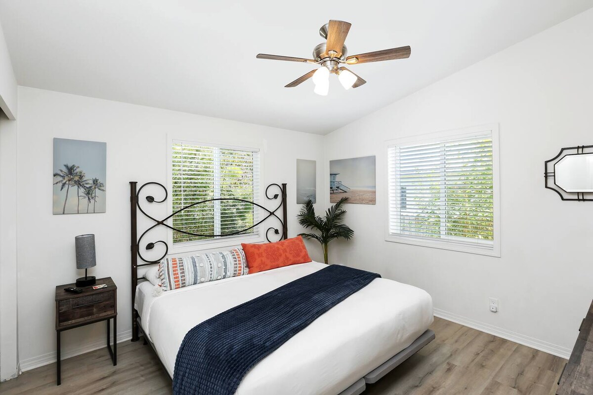 غرفة نوم رئيسية بسرير كبير.