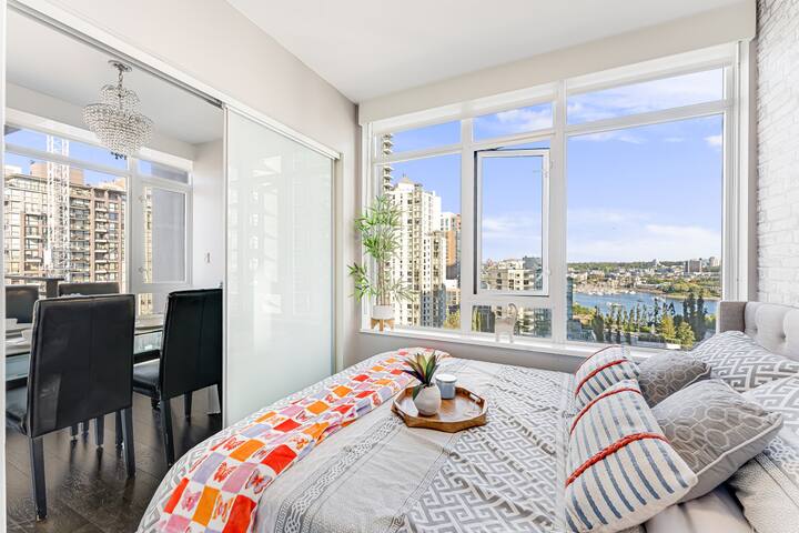 Luxury 2BR Retreat Wake Up to the Ocean’s Beauty! gallery image 2