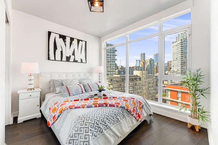 Luxury 2BR Retreat Wake Up to the Ocean’s Beauty!