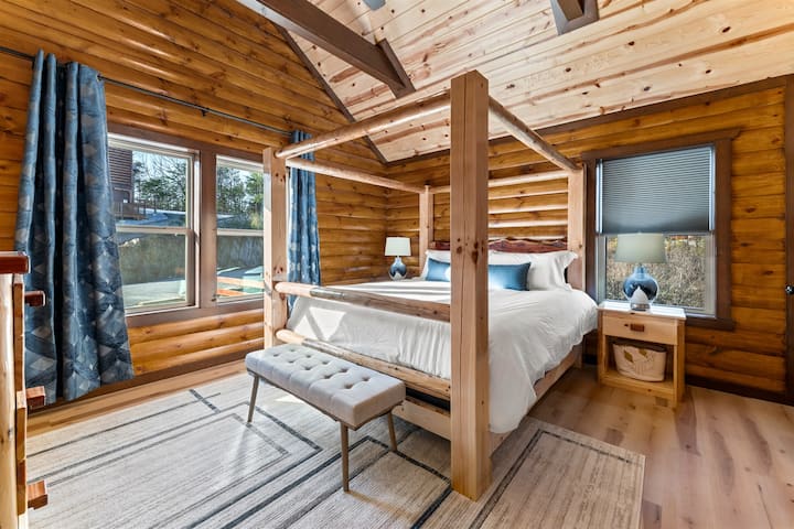 Დიდი საძინებელი ტელევიზორითა და სრული სააბაზანოთი.