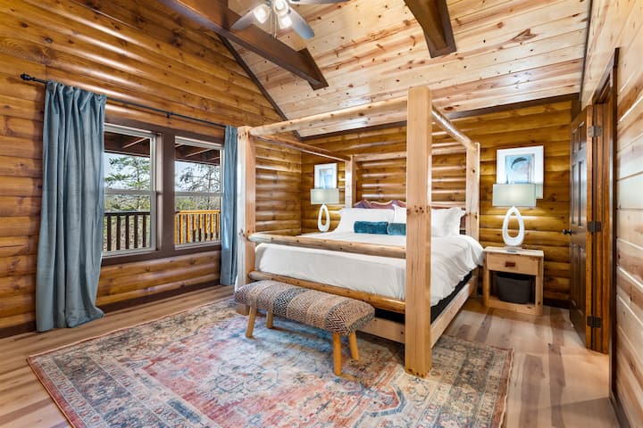 Დიდი საძინებელი ტელევიზორითა და სრული სააბაზანოთი.