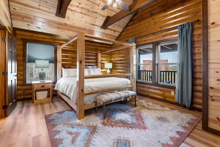 Დიდი საძინებელი ტელევიზორითა და სრული სააბაზანოთი.