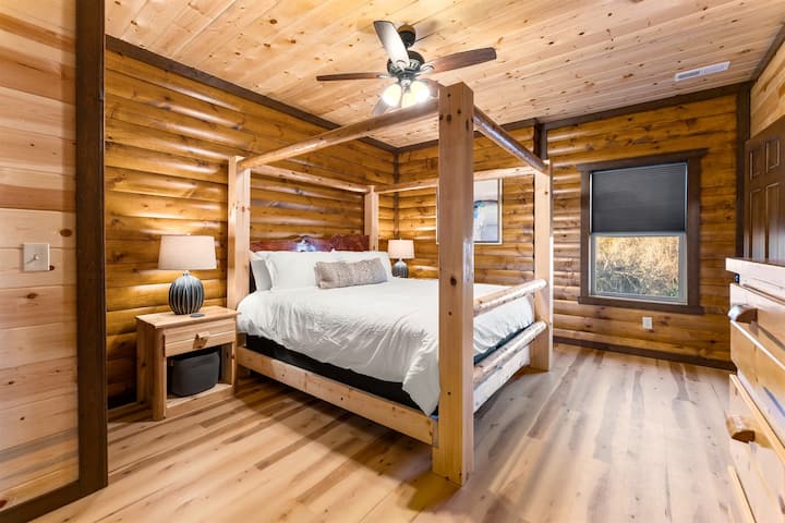 Დიდი საძინებელი ტელევიზორითა და სრული სააბაზანოთი.