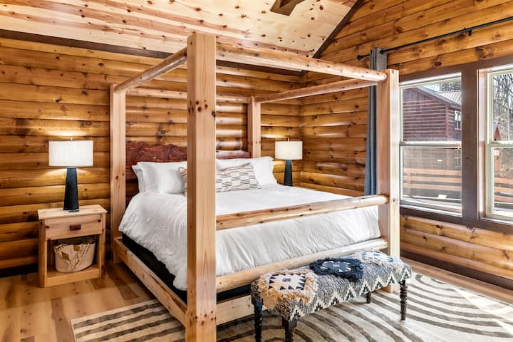 Დიდი საძინებელი ტელევიზორითა და სრული სააბაზანოთი.