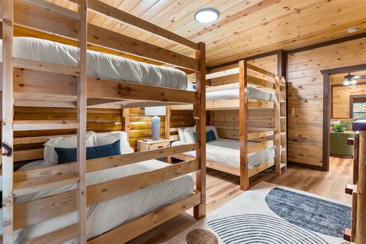 Ორსართულიანი ოთახი ტელევიზორითა და სააბაზანოთი.