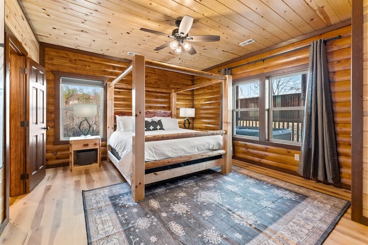 Დიდი საძინებელი ტელევიზორითა და სრული სააბაზანოთი.