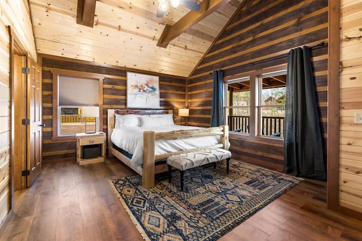 Двойна спалня с телевизор и самостоятелна баня.