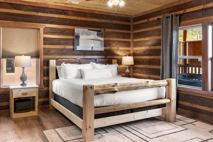 Двойна спалня с телевизор и самостоятелна баня.