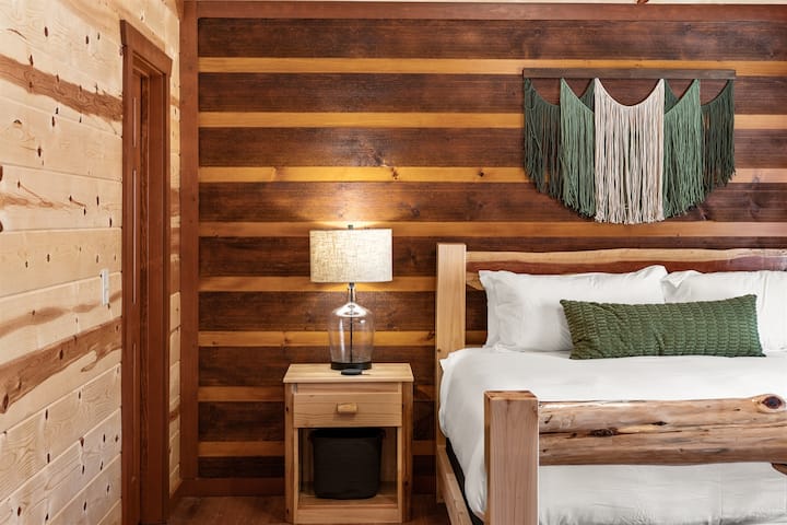 Двойна спалня с телевизор и самостоятелна баня.