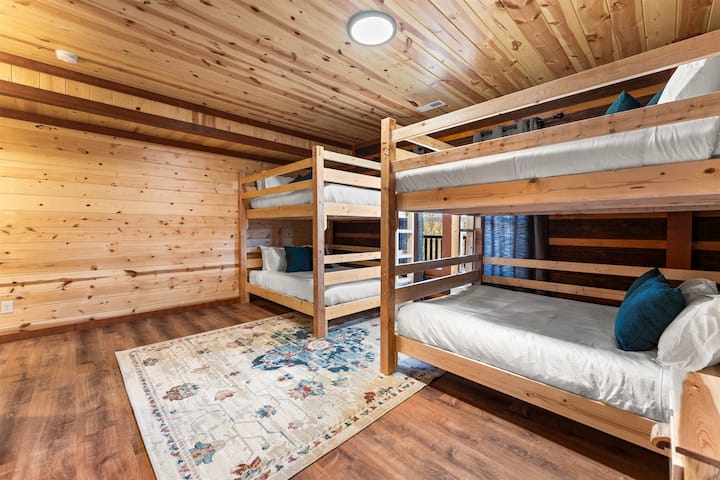 Голяма двуетажна стая с телевизор и самостоятелна баня.