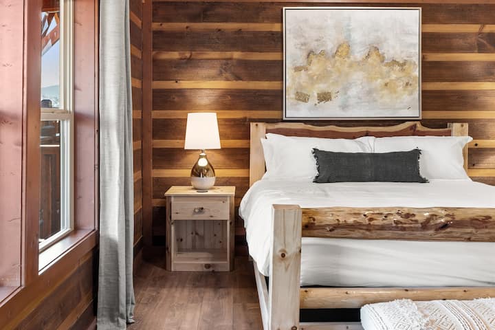 Двойна спалня с телевизор и самостоятелна баня.