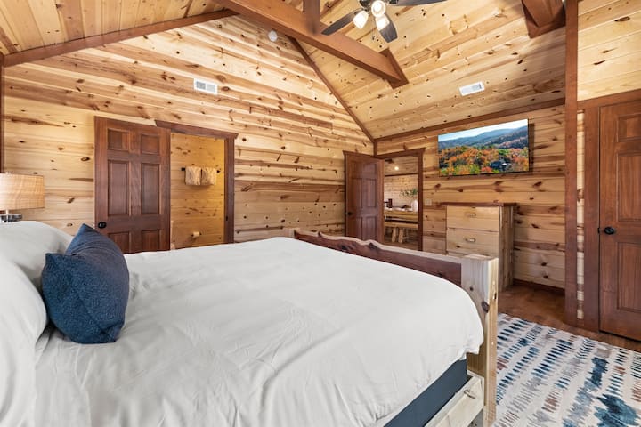 Двойна спалня с телевизор и самостоятелна баня.